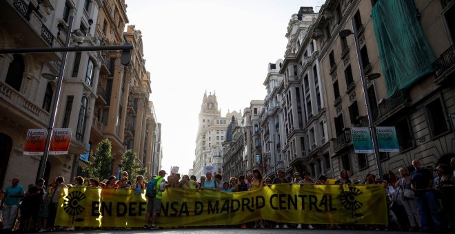 Vista general de la manifestación en defensa de Madrid Central. EFE/David Fernández