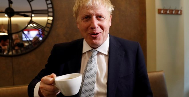 Boris Johnosn, candidato a liderar el Partido Conservador Británico, posa ufano con una taza de café. REUTERS/Peter Nicholls