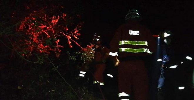 Captura de vídeo de los trabajos de extinción la pasada noche del incendio que se desató el viernes en Almorox (Toledo) y que se extendió a la Comunidad de Madrid calcinando ya en ambos territorios casi 4.000 hectáreas. (EFE)