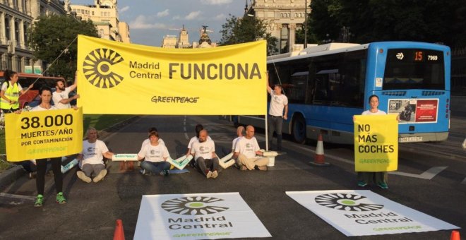 Activistas de Greenpeace cortan accesos al tráfico en Madrid Central. Twitter Greenpeace