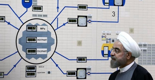 01/07/2019.- Fotografía de archivo realizada el 13 de enero de 2015 que muestra al presidente iraní, Hasán Rohaní, durante una visita a la planta nuclear de Bushehr en el sur de Irán. La República Islámica de Irán informó hoy de que ya ha superado el lím