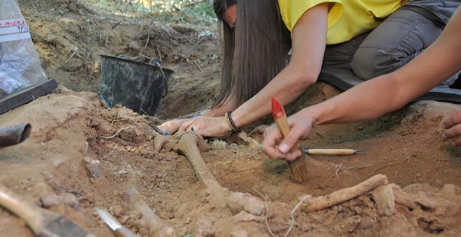 Exhumación de una fosa común con víctimas mortales de la represión franquista | ARMH