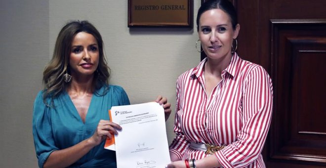 La responsable de Mujer y LGTBI de Ciudadanos Patricia Reyes y la portavoz adjunta del GPCS, Melisa Rodríguez, Melisa Rodríguez (d), registran, este miércoles en el Congreso, la ley de vientres de alquiler. EFE/Juan Carlos Hidalgo