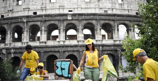 Miembros de una ONG recogen basura junto al Coliseo de Roma. EFE