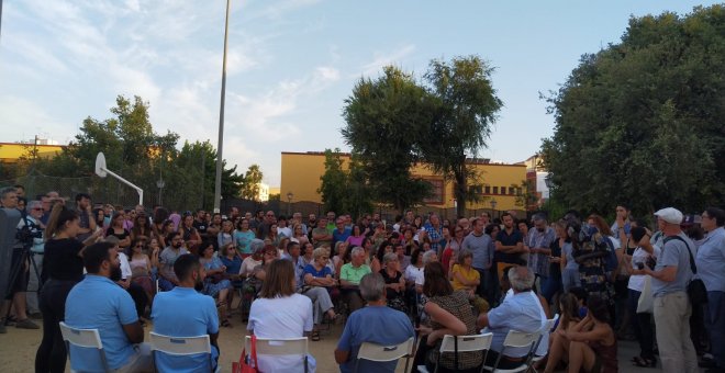 Reunión vecinal en el barrio de La Macarena, en Sevilla.