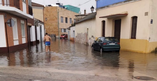 04/07/2019. Calle de Pedrajas de San Esteban inundada tras la tormenta de este lunes./ EUROPA PRESS