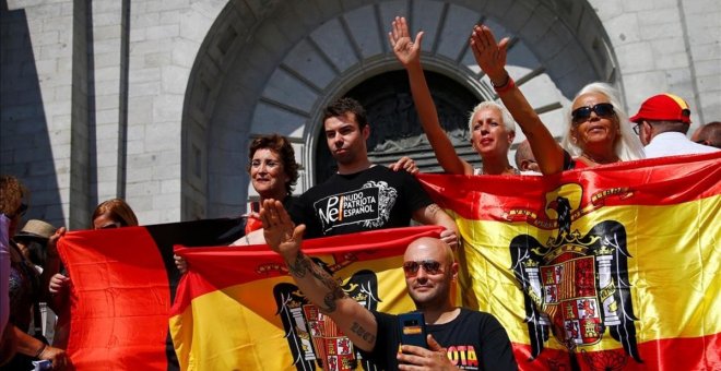 Ultraderechistas realizan el saludo franquista durante una concentración en el Valle de los Caídos. JAVIER BARBANCHO / REUTERS