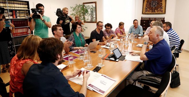 Reunión mantenida este viernes entre los representantes del PSN, Geroa Bai, Podemos e Izquierda-Ezkerra. EFE/Jesús Diges