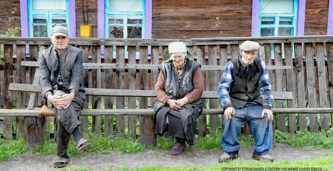 Gente mayor en Zelena Polyana, que se encuentra a poco más de 50 km de Chernóbil. / FERRAN BARBER