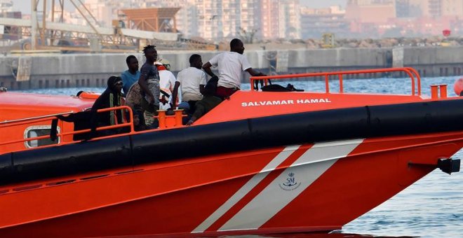 Una embarcación de Salvamento Marítimo llega al puerto de Almería con 57 migrantes hace unos días. EFE/Carlos Barba