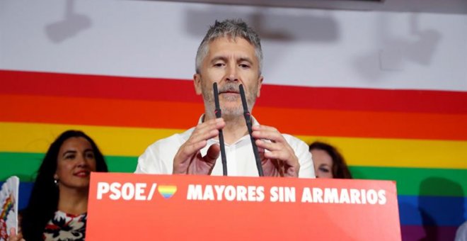 El ministro del Interior en funciones, Fernando Grande-Marlaska, interviene en el acto de bienvenida a las delegaciones LGTBI del PSOE que llegan a Madrid para participar en la manifestación del Orgullo. /EFE