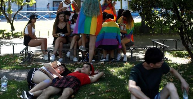 Una pareja esperado al inicio de manifestación del Orgullo 2019, esta tarde en Madrid. EFE/ Mariscal