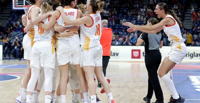 Las jugadoras de España celebra el pase a la final del Eurobasket tras ganar a Serbia. /EFE