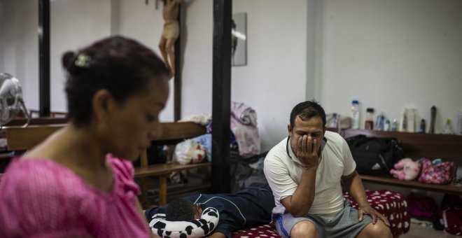 Sofía y Jesús (nombres ficticios) llevan más de una semana durmiendo junto a su hijo de 18 años y su hija de 11 en la parroquia San Carlos Borromeo de Vallecas. Tras más de 20 días en España, procedentes de Colombia, siguen esperando los recursos del sist