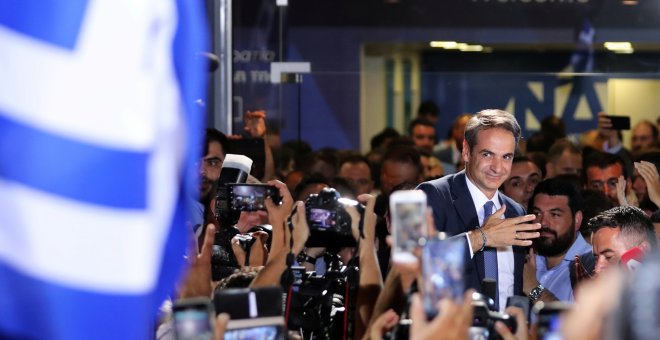 El conservador Kyriakos Mitsotakis se dirige a sus seguidores tras ganar las elecciones en Grecia. /REUTERS
