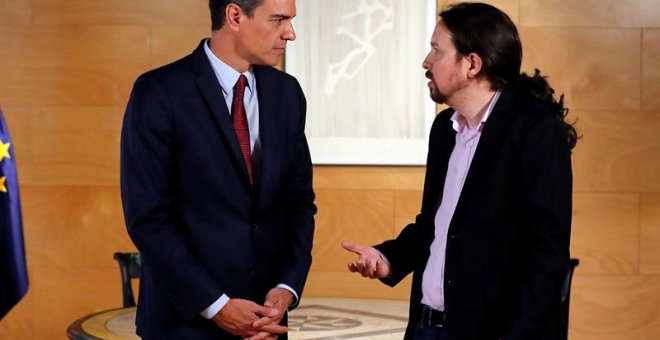 El presidente del gobierno Pedro Sánchez (i) y el líder de Podemos Pablo Iglesias, durante la nueva ronda de consultas para la investidura que el jefe del ejecutivo afronta avalado por la Ejecutiva del PSOE, para que intente negociar un Gobierno con posib