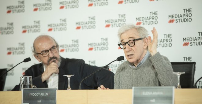 Woody Allen, escoltado por el productor Jaume Roures, durante la rueda de prensa.- THE MEDIAPRO STUDIO