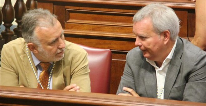 Ángel Víctor Torres y Chano Franquis en un acto solemne de apertura de la X Legilsatura. / EUROPA PRESS