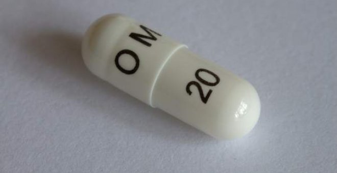 Una cápsula de omeprazol, fármaco contra la irritación por reflujo gástrico. Wikipedia