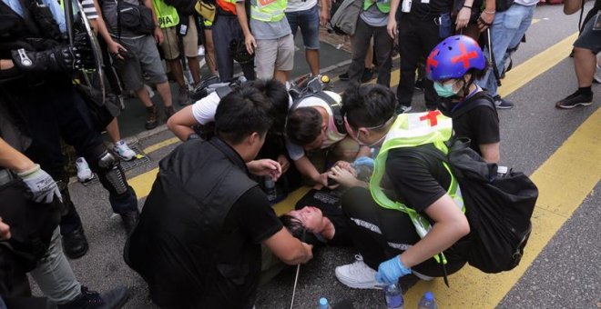 Un herido durante las protestas de Hong Kong.  EFE/EPA/VIVEK PRAKASH