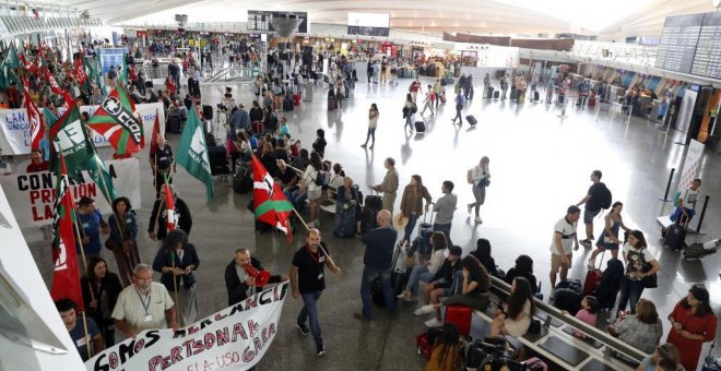 Movilización de los trabajadores en el aeropuerto de Loiu (Bilbao). / EFE