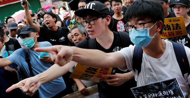 Manifestantes contra los comerciantes chinos en Sheung Shui. / REUTERS