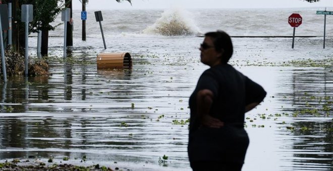 Una mujer contempla una calle inundada cerca del lago Pontchartrain, en Mandeville. EFE/EPA/DAN ANDERSON