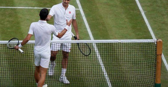 Novak Djokovic (I) de Serbia celebra su victoria contra Roger Federer de Suiza durante su último partido masculino para el Campeonato de Wimbledon. Foto: EFE