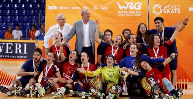 Las jugadoras españolas festejan el título de campeonas mundiales (Toni Albir / EFE)
