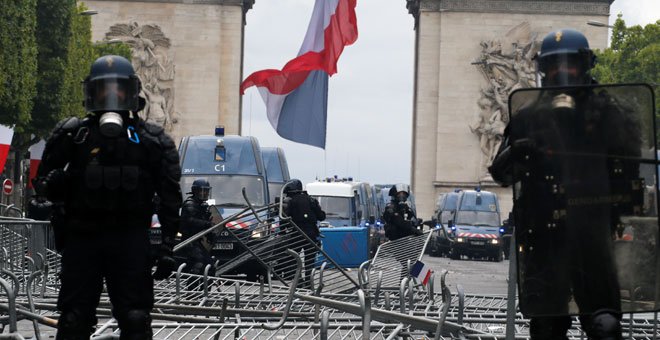 Policías franceses, ante el Arco del Triunfo, en París. / REUTERS
