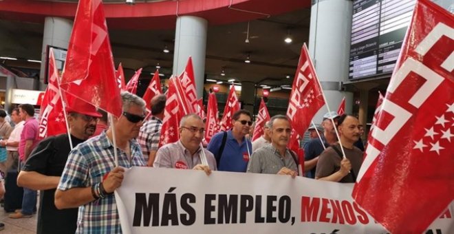 El sindicato CC.OO se concentra en la estación de Atocha en la jornada de huelga de este lunes. / CC.OO