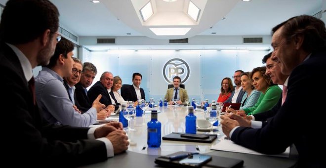 El presidente del Partido Popular, Pablo Casado (fondo), presidió la reunión del Comité de Dirección del partido, este lunes en Madrid. /EFE-Tarek