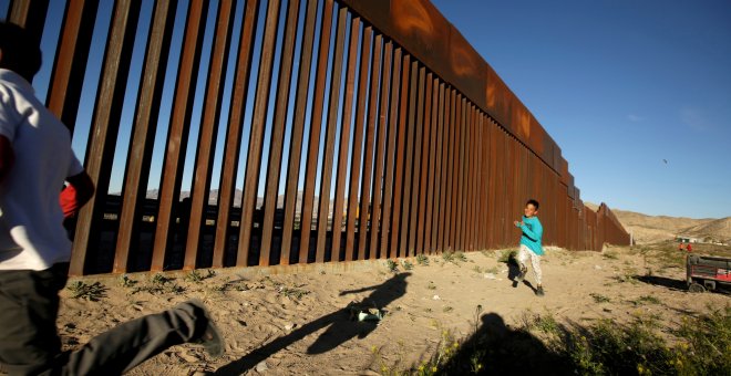 Un niño corre en la frontera que separa México de Estados Unidos. /Reuters-Jose Luis Gonzalez (Archivo)