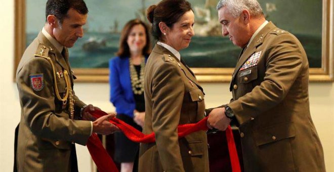 El jefe de Estado Mayor del Ejército, el general Francisco Javier Varela, impone el fajín a la nueva general del Ejército de Tierra, Patricia Ortega, en el acto celebrado en el Ministerio de Defensa.(EMILIO NARANJO | EFE)