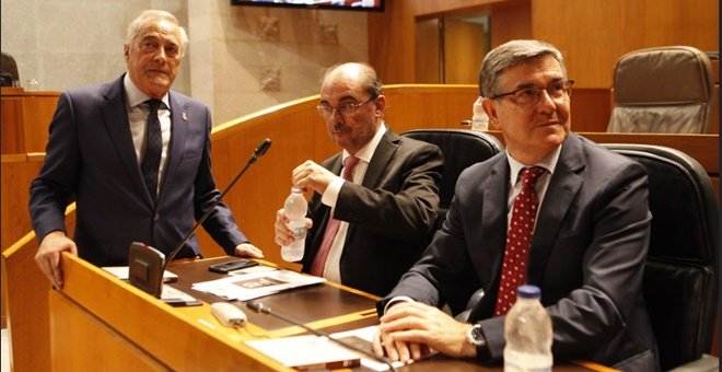 El presidente en funciones del Gobierno de Aragón y candidato a la reelección, Javier Lambán, con el presidente de las Cortes, Javier Sada, y el portavoz del PSOE, Vicente Guillén.