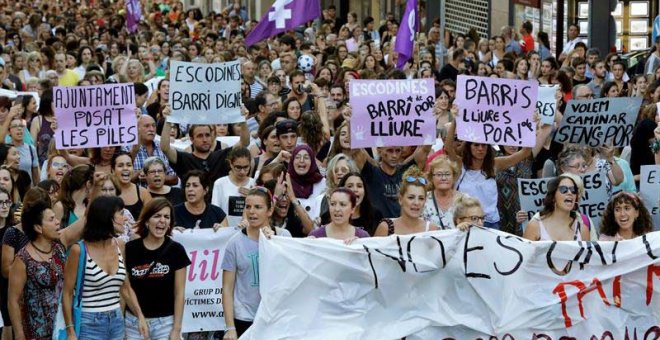 Concentración de repulsa por la agresión sexual sufrida en la madrugada del domingo por una menor de 17 años en Manresa (Barcelona). (SUSANNA SÁEZ | EFE)