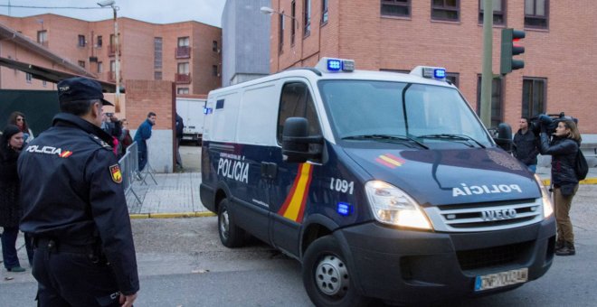 Un furgón de la Policía traslada a los tres exjugadores  de la Arandina a prisión. / EFE - FELIPE CORTÉS