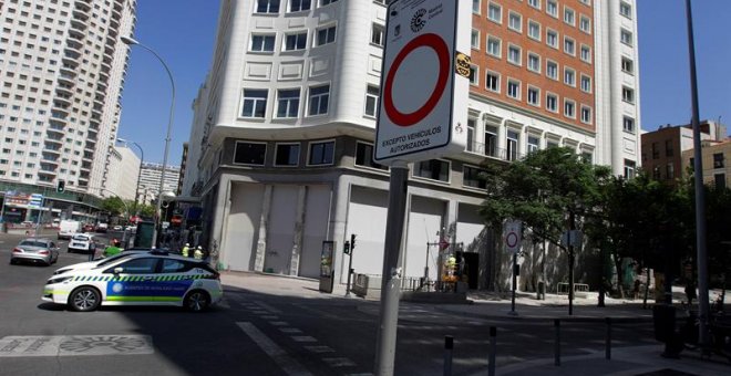 Un cartel de Madrid Central en Plaza España, en Madrid. EFE