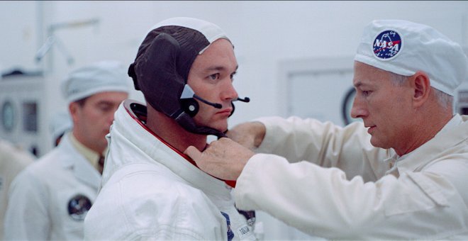 Los astronautas poniéndose los trajes antes de subir al cohete
