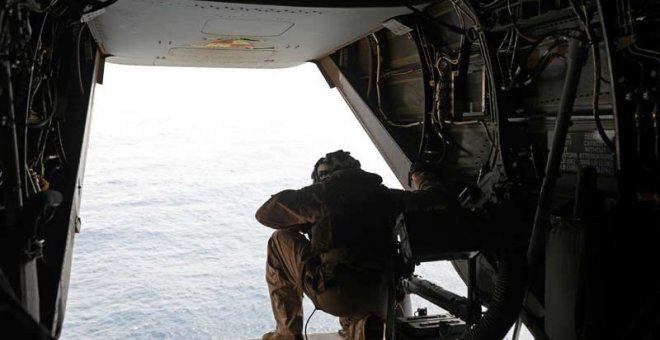 Un marine estadounidense mira desde un avión que vigila las aguas del Golfo de Omán. (AHMED JADALLAH | REUTERS)