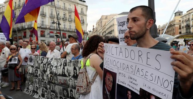 18/07/2019.- Concentración para exigir que Franco sea trasladado a un emplazamiento "que no pueda convertirse en lugar de exaltación" convocada por la campaña #NiValleNiAlmudena. EFE/Kiko Huesca