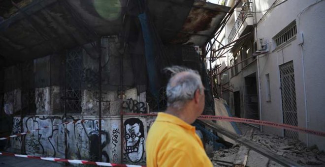 Un ateniense contempla algunos de los daños causados por el terremoto. (ALKIS KONSTANTINIDIS | REUTERS)