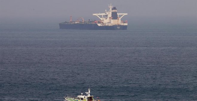 Vista desde Algeciras del petrolero iraní Grace 1. EFE