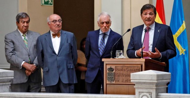 El presidente saliente del Principado, Javier Fernández (d), en su intervención este sábado en el acto de toma de posesión del nuevo jefe del Ejecutivo asturiano, Adrián Barbón. / EFE