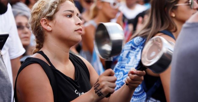 anifestantes protestan durante un "Cacerolazo" para exigir la dimisión del gobernador de Puerto Rico Ricardo Rosselló este sábado en San Juan (Puerto Rico).