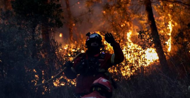 21/07/2019.- Bomberos tratan de extinguir el incendio cercano a Macao. EFE/EPA/PAULO NOVAIS