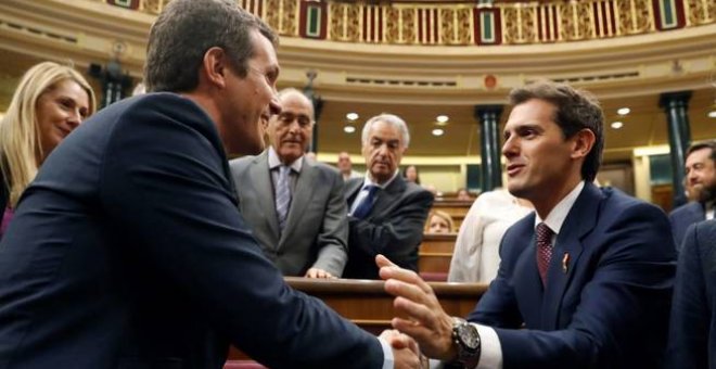 El líder PP, Pablo Casado, y el de Ciudadanos, Albert Rivera, saludándose en el hemiciclo del Congreso. EFE