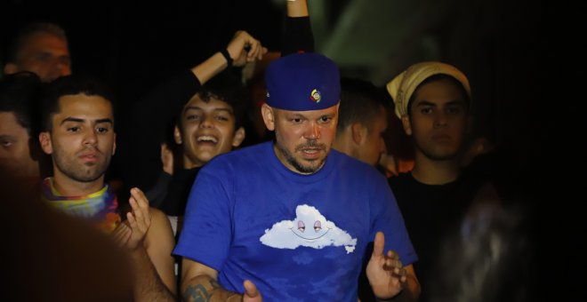 Residente participa en una protesta este martes, en San Juan (Puerto Rico).- EFE