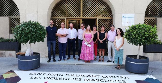 La edil se queda fuera del plano de la foto difundida por el Ayuntamiento durante el minuto de silencio | Ayuntamiento Sant Joan d'Alacant