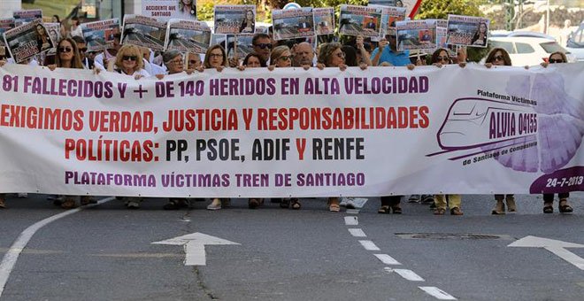 Víctimas del accidente del Alvia se manifiestan en Santiago. / EFE